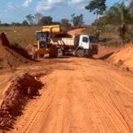 RO-413, em Ji-Paraná recebe manutenção do governo de RO para melhorar o escoamento e a estrutura da rodovia
